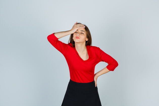 压力穿着红衬衫的年轻女士 裙子手放在额头上 手放在额头上情绪化头痛家