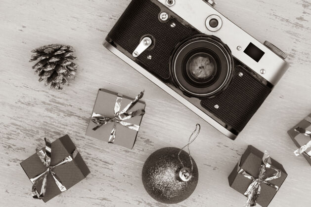 灰度圣诞礼品盒和相机的灰度照片冬天购物纸张