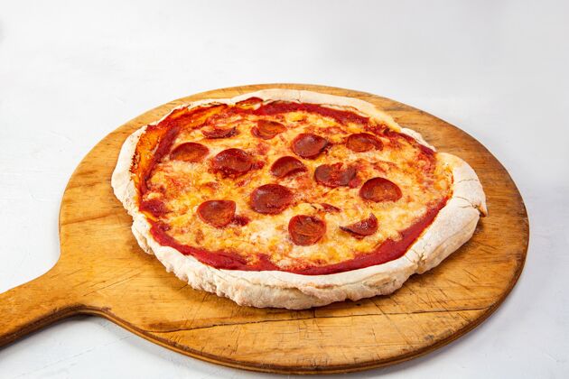肉特写镜头的一个意大利香肠披萨孤立的白色背景小吃传统脂肪