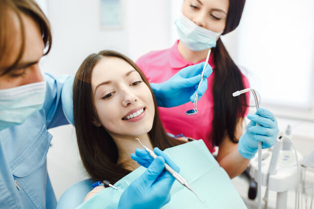 面罩助理牙医和诊所里的病人防护专业设备