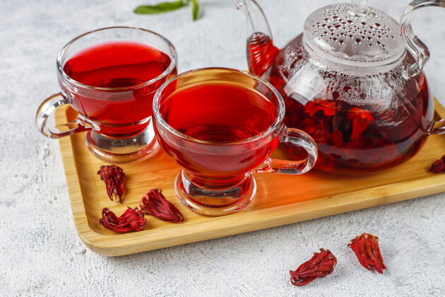 抗氧化剂热木槿茶在一个玻璃杯子和玻璃茶壶茶饮食香料
