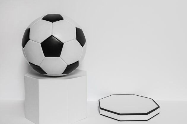 运动带复制空间的底座上的新足球的前视图水平静物娱乐
