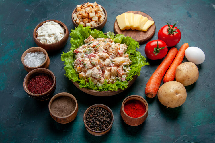 餐厅半俯视图鸡肉蔬菜沙拉梅约奈斯沙拉与新鲜蔬菜和调味品对黑暗的桌子沙拉餐蔬菜食品彩色照片颜色生的鸡肉