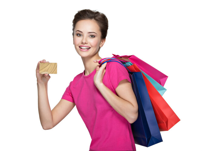 牙有购物袋和信用卡的快乐女人购买信用卡购物袋