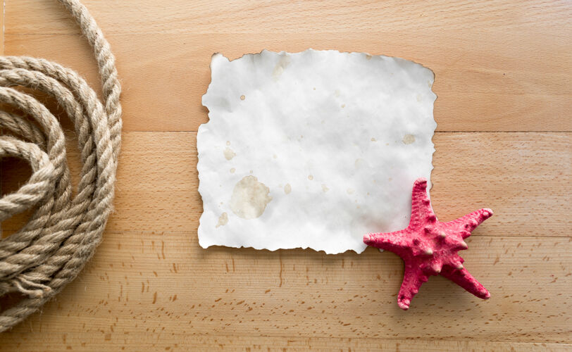 甲板红海星躺在木板上的空白纸上收集假期边界
