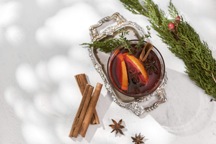 香料一杯加橘子和肉桂的热葡萄酒选择性聚焦茴香圣诞节酒精