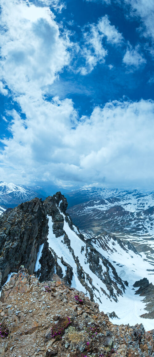 阴天从karlesjoch缆索滑雪缆车上站（3108米）欣赏山景边界花悬崖