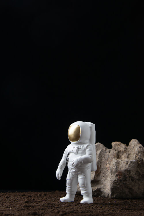 Fi月球上的白色宇航员对黑暗幻想科幻人类纸巾男人