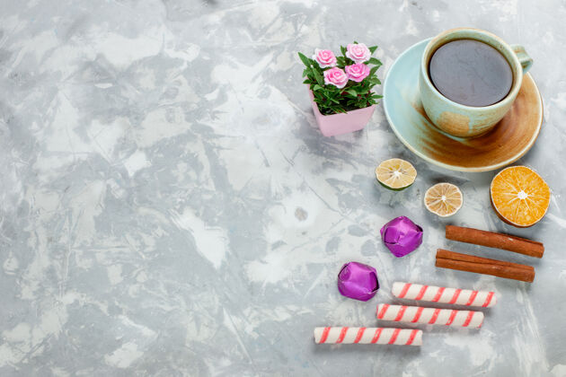 治疗半俯视一杯茶 加上桂皮和糖果 桌面上放着糖果 甜甜的巧克力照片香薰冰糖果