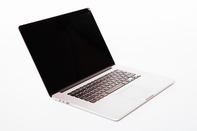 电脑白色屏幕的笔记本电脑隔离在白色墙上空白屏幕笔记本电脑