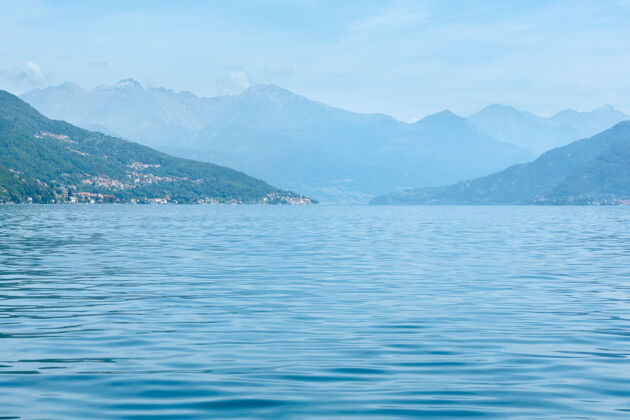 涟漪科莫湖（意大利）夏季海岸从船上朦胧的看法薄雾风景水