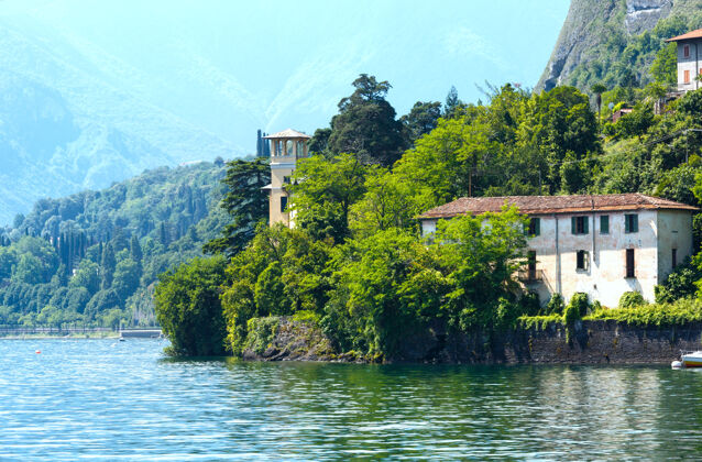季节科莫湖（意大利）海岸夏季从船上看湖泊倒影意大利