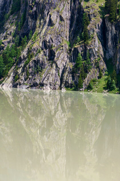 水库夏季阿尔卑斯山风景带浑浊的水库湖和陡峭的岩石斜坡 瑞士景观峡谷倒影