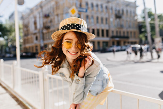 乐趣幸福的卷发女孩戴着可爱的帽子在街上冷美丽的红发女模特在夏天笑的户外照片现代女人美丽