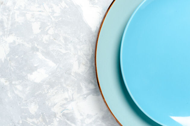 餐具顶部近距离观看空圆形盘子蓝色白色壁板厨房餐具彩色玻璃有色的玻璃生的