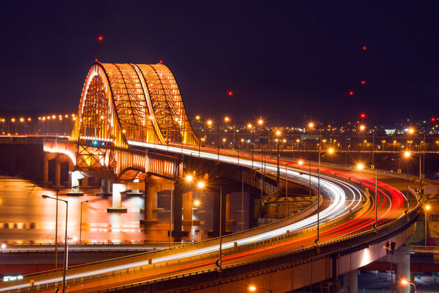 拱门晚上的邦华桥 韩国韩国黄昏城市