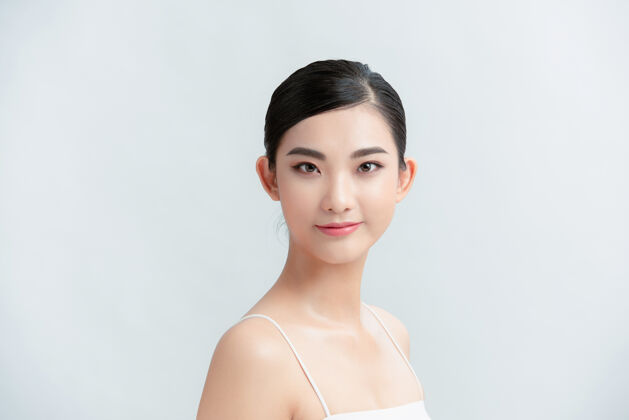可爱美丽的亚洲年轻女子 洁白的皮肤 女士护理微笑