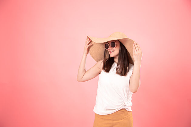 时尚一个戴着大夏帽和太阳镜的年轻女子的肖像女人女性模特
