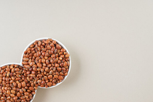 异国情调咖啡豆放在水泥上的陶瓷杯里水果可口产品