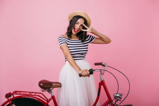 人自信的棕褐色女人与自行车合影 表达幸福穿着浪漫服装的温文尔雅女孩的室内照片年轻女士女人