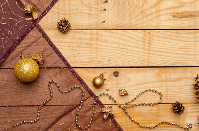 松木木制纹理上的圣诞装饰顶视图传统表面欢乐