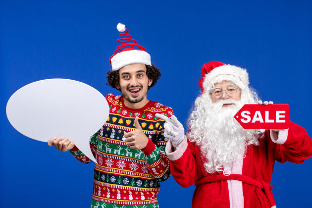 折扣前视图圣诞老人与年轻男子手持白色标志和销售文字特别写作圣诞老人