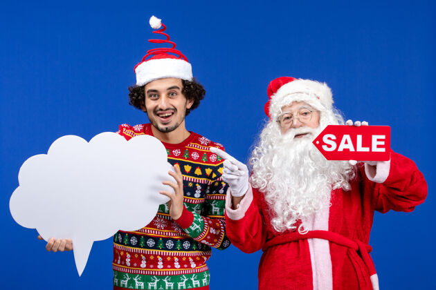 文本前视图圣诞老人与年轻男子手持白色标志和销售文字措辞服装颜色