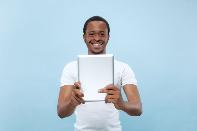 快乐身穿白衬衫的非洲裔美国年轻人的特写肖像使用平板电脑进行自拍 视频录像机 聊天成人长相人
