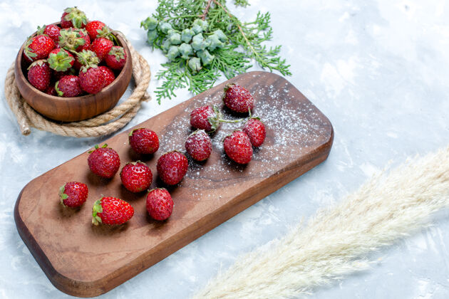 醇香半顶视图新鲜的红色草莓醇厚的草莓在光桌上浆果水果维生素野生森林维生素夏天水果生的蓝莓