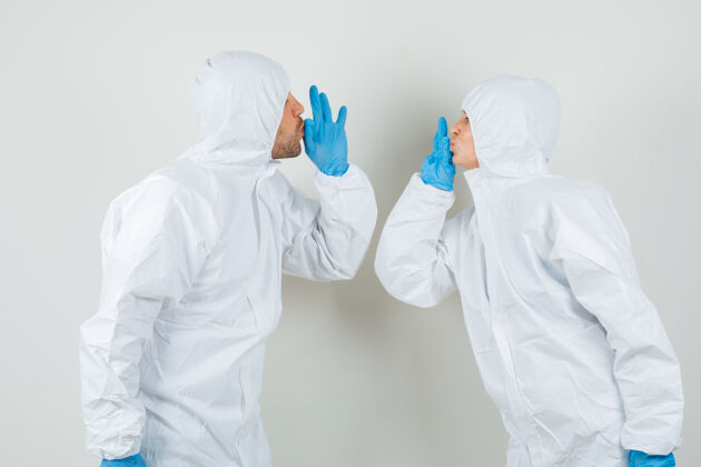 专业人士两个医生穿着防护服 戴着手套 摆出一副很好的姿势 看上去很高兴职业外科医生成人