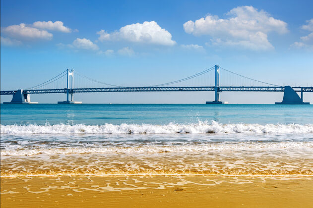 船韩国釜山的光安桥和海云台城市风景交通