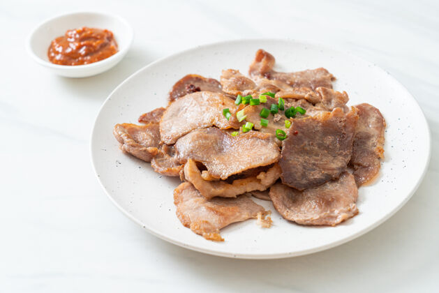 培根亚洲风格的烤猪颈片烹饪猪肉传统