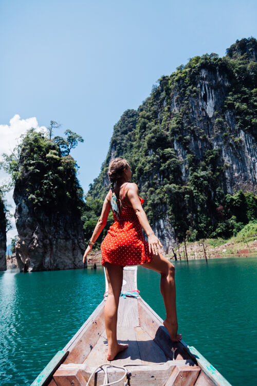 旅行穿红色夏装的高加索妇女在泰国亚裔船上度假冒险女性湖泊