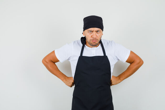 问候语面包师站着 手放在腰上 穿着t恤 围裙 看上去很邋遢厨师围裙食物