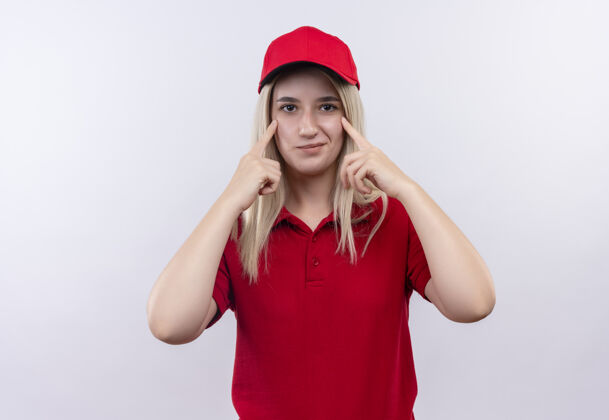 穿着穿着红色t恤和帽子的年轻女孩把手指放在孤立的白色背景上的眼睛上眼睛白色红色