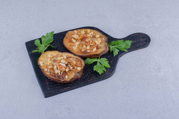 美味在大理石背景的木板上用欧芹叶炒茄子美味午餐晚餐