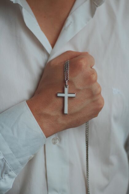 念珠特写镜头一个宗教男子持有一个十字架吊坠银项链精神宗教十字架