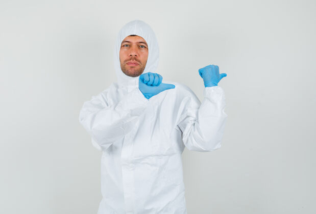 面罩男医生穿着防护服向侧面竖起大拇指医疗手套专业人士