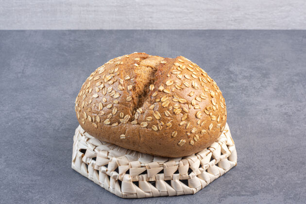 烘焙食品把面包片放在一个倒置的篮子里 放在大理石上面粉烘焙饭