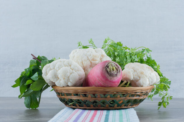 萝卜香菜 薄荷 花椰菜和萝卜放在大理石编织的篮子里花椰菜农产品烹饪