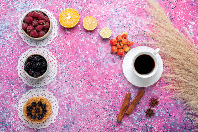 茶一杯茶 肉桂浆果和蛋糕 浅粉色背景饮料粉红色蛋糕