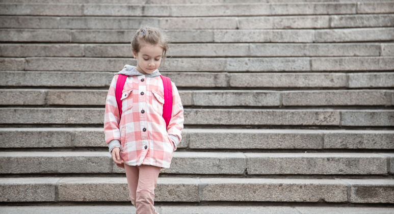 小学生开学了 秋天的第一天一个可爱的女孩站在斯塔利斯面前教育回到学校走路