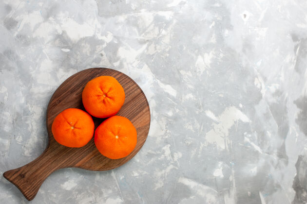 整个顶视图新鲜的橘子 整个酸的和圆润的柑橘 浅白色背景浅白色新鲜柑橘