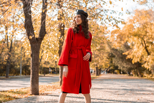 优雅迷人的时尚微笑的女人卷发漫步在公园穿着温暖的红色外套秋季时尚 街头风格 戴贝雷帽户外配饰摆姿势