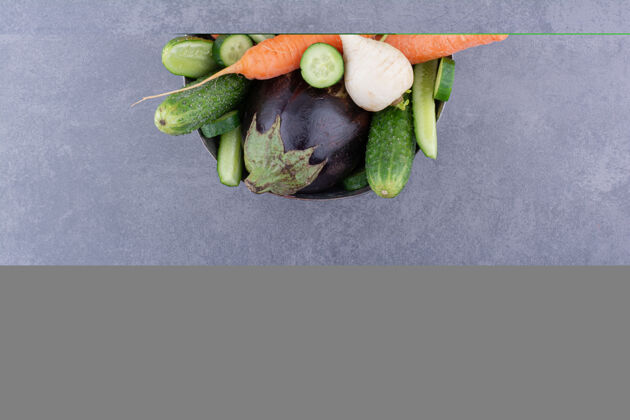 胡萝卜在混凝土背景上孤立的蔬菜碗美味食物健康