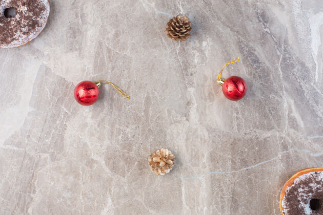 圆锥体松果 圣诞装饰件和对面对齐的大理石甜甜圈美味美味美味