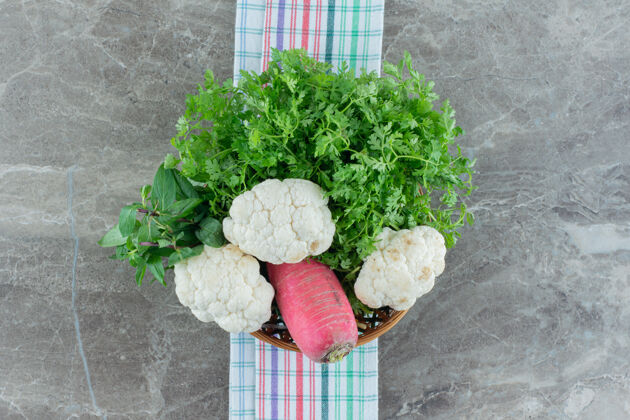花椰菜盛满香菜 薄荷 花椰菜和萝卜的碗放在大理石上顶部香菜蔬菜