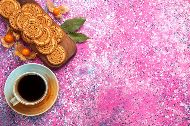热的粉红色表面有茶的圆形甜饼俯视图咖啡饮料甜的
