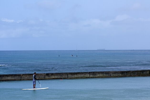 海洋海滩与蓝色的海洋和人们在夏威夷 美国的乐趣夏威夷水夏威夷