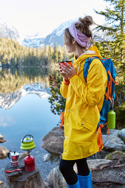 茶沉思的女乡巴佬在茶杯里拿着热饮料 在专用旅游设备上做饮料独自沉思姿势